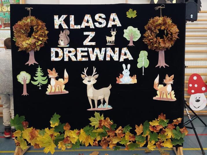 Tło&#x20;sceny&#x20;na&#x20;Gali&#x20;podsumowującej&#x20;projekt&#x20;&#x22;Klasa&#x20;z&#x20;drewna&#x22;&#x2e;&#x20;Fot&#x2e;&#x20;Martyna&#x20;Kuźniak